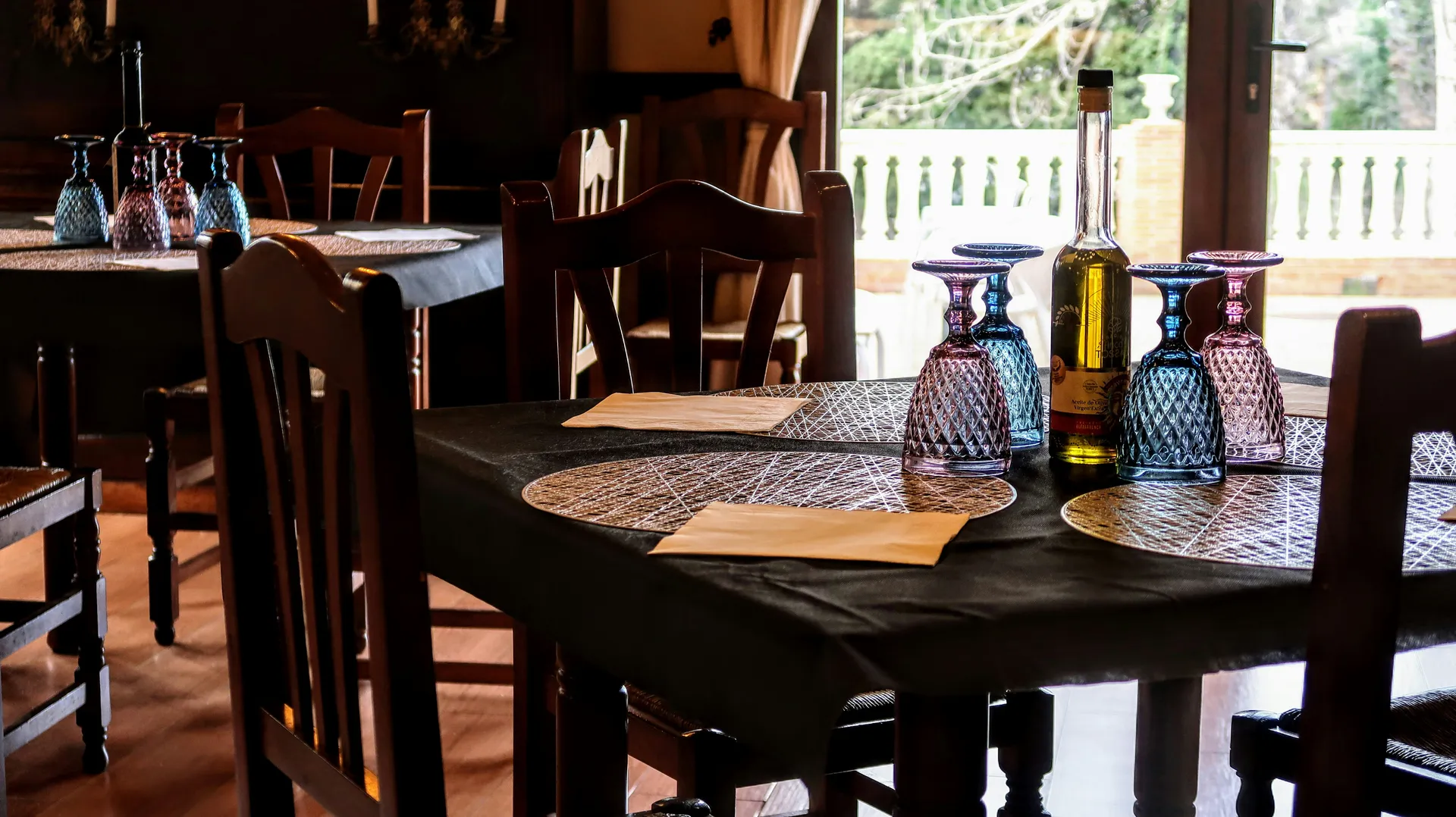 Restaurant Interior photo by Alejandro Hikari